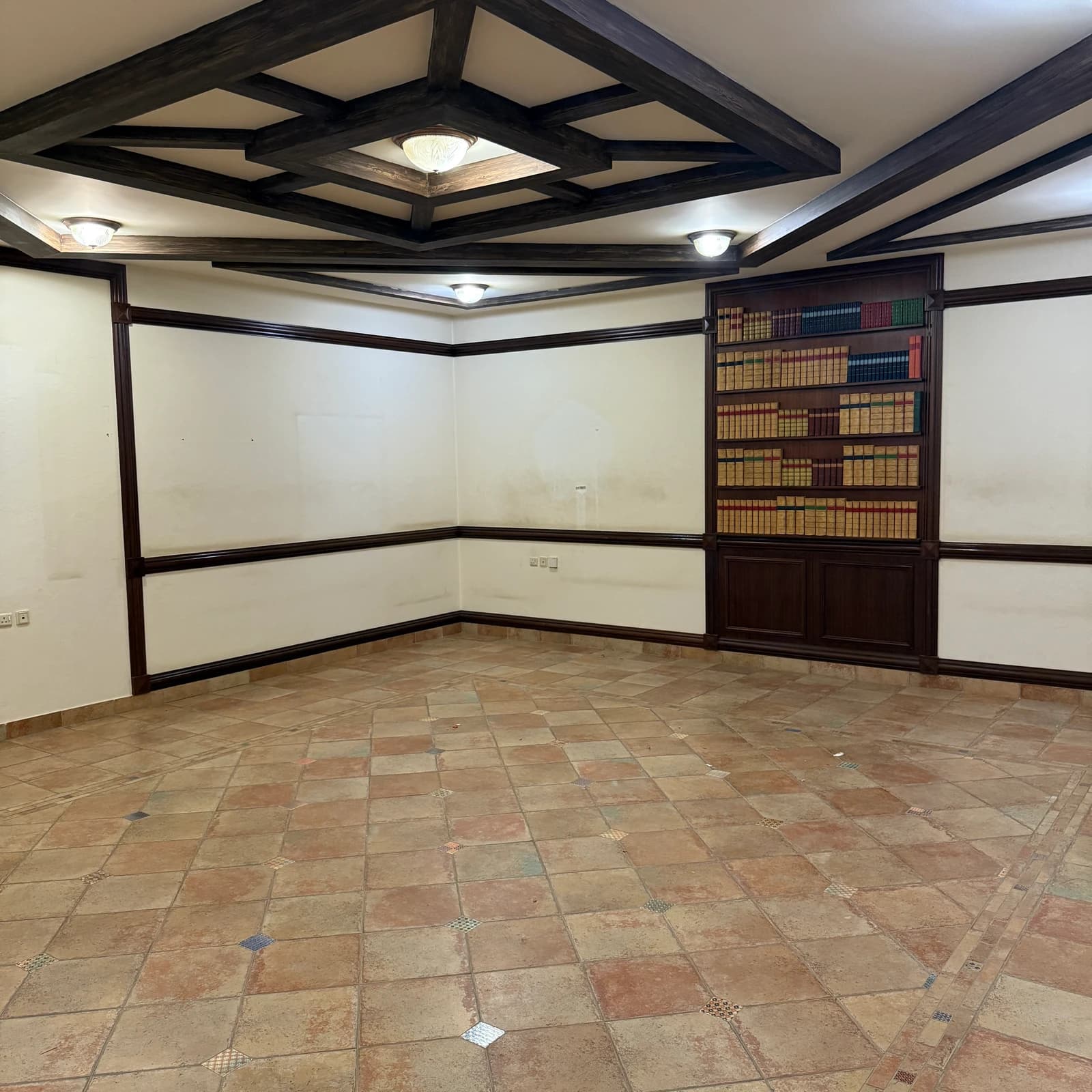 صالة القبو قبل التجديد